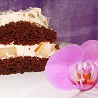 Wieniec kakaowy przekladany masa smietankowo-owocowa.