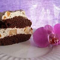 Wieniec kakaowy przekladany masa smietankowo-owocowa.