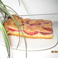 Placek śliwkowy z polewą śmietankową