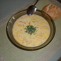zupa serowa z mięskiem i bułeczkami czosnkowymi
