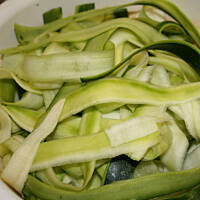 Cukiniowe wstążki w sosie pomidorowym