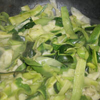 Cukiniowe wstążki w sosie pomidorowym