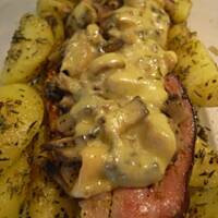 Kurczak zapiekany pod boczkiem i pieczarkami z serem