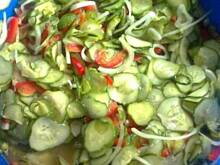 Fot. aintno1, Sałatka z ogórków, cebuli i papryki na zimę