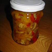 Sałatka z papryki, pieczarek i cebuli