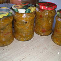 Sałatka warzywna na zimę do słoików