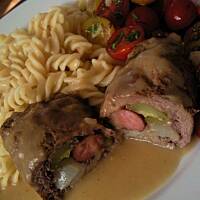 Roladki z kabanosem w sosie cebulowym