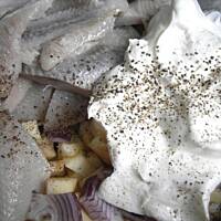 Sledzie z jablkami i cebula - w jogurcie