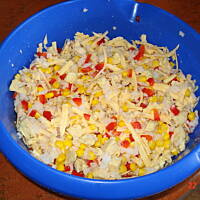 Sałatka z kurczakiem i żółtym serem