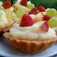 Babeczki z kremem i owocami