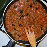 sos do makaronu z kaparami i oliwkami