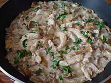 Fot. Kluko, Kurczak na winie w sosie śmietanowo-kurkowym