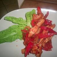 Czerwona ostra potrawka z drobiu i papryki kasiuli