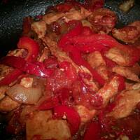 Czerwona ostra potrawka z drobiu i papryki kasiuli