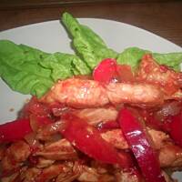 Czerwona ostra potrawka z drobiu i papryki kasiuli