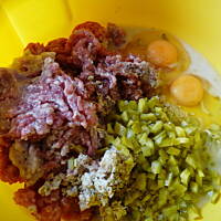 Kotlet mielony z płatkami  i ogórkiem