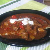 Placek ziemniaczany z gulaszem