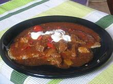 Fot. gluestick, Placek ziemniaczany z gulaszem