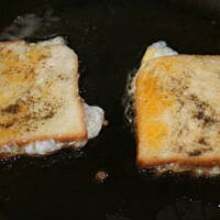 Tosty z serkiem topionym i jajkiem kasiuli