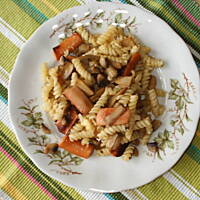 makaron z pieczarkami i parówkami