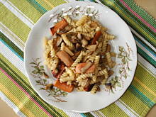 Fot. szakal, makaron z pieczarkami i parówkami