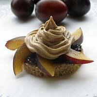 Biszkopty kawowe z owocami i kremem