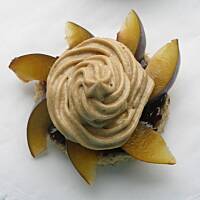 Biszkopty kawowe z owocami i kremem