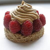 Biszkopty kawowe z owocami i kremem