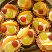 Babeczki z kremem i owocami