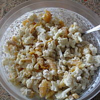 Kalafiorowa sałatka z suszonymi morelami i kurczakiem