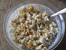 Fot. Mar'La, Kalafiorowa sałatka z suszonymi morelami i kurczakiem