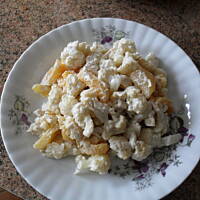 Kalafiorowa sałatka z suszonymi morelami i kurczakiem