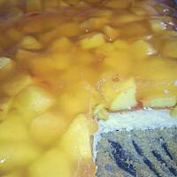 Biszkopt z brzoskwiniami i kisielem