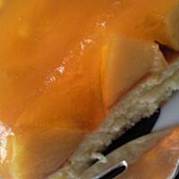 Biszkopt z brzoskwiniami i kisielem