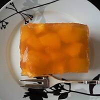 Biszkopt z brzoskwiniami i kisielem