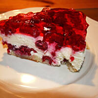 sernik na zimno z malinami i galaretką