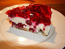 Fot. kolasia, sernik na zimno z malinami i galaretką