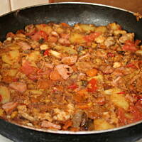 A la pizza z patelni z gyrosem ziemniakami i sosem  kasiuli