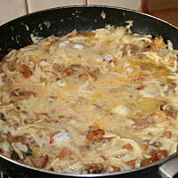 A la pizza z patelni z gyrosem ziemniakami i sosem  kasiuli