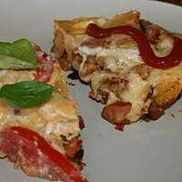 A la pizza z patelni z gyrosem ziemniakami i sosem  kasiuli