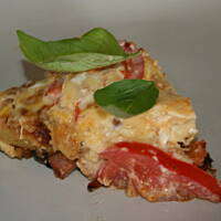 A la pizza z patelni z gyrosem ziemniakami i sosem  kasiuli