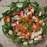 rukola z pałeczkami krabowymi(surmi)