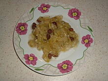 Fot. anex, Zimowa sałatka ogórkowo-koperkowa z rodzynkami