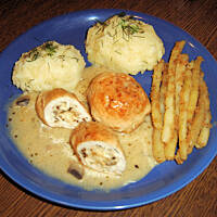 Zawijańce z pysznym farszem w sosie pieczarkowym wg M&Ł