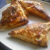 Trójkątne paszteciki z szynką pomidorem i majonezem kasiuli