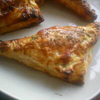 Trójkątne paszteciki z szynką pomidorem i majonezem kasiuli