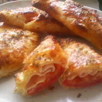 Trójkątne paszteciki z szynką pomidorem i majonezem kasiuli