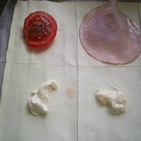 Trójkątne paszteciki z szynką pomidorem i majonezem kasiuli