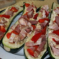 Cukinia zapiekana z serem boczkiem szynką i papryką kasiuli