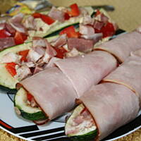 Cukinia zapiekana z serem boczkiem szynką i papryką kasiuli